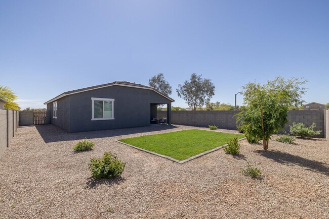 Building Photo - 36354 W San Clemente Ave