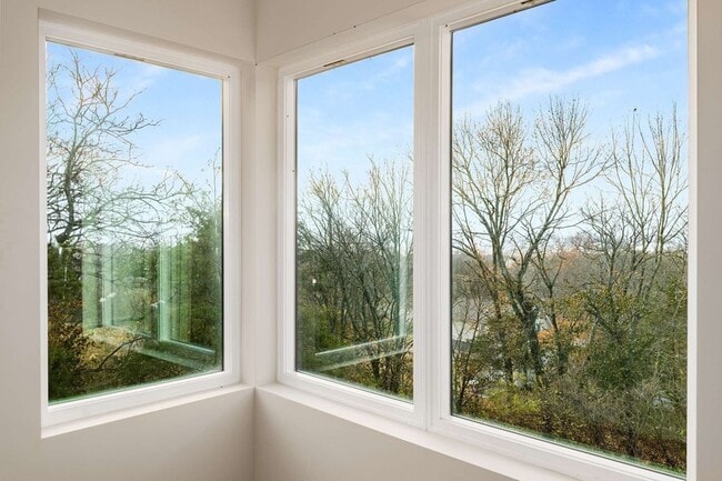 Building Photo - 2306 Ilolo St