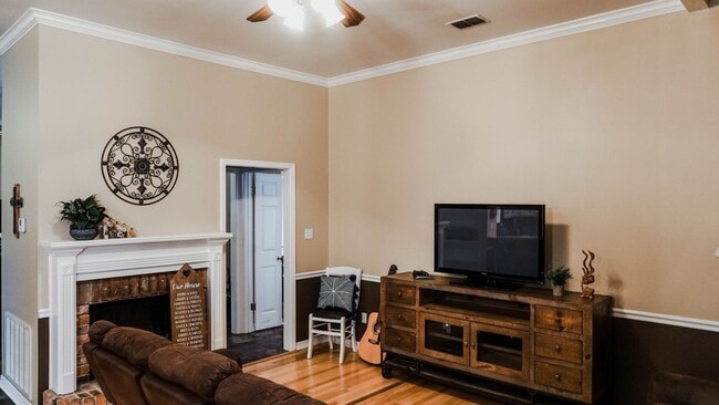 Building Photo - 3 Bedroom 2 Baths 2000 sq/ft in Stockwell