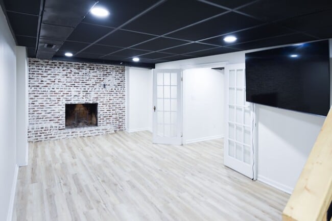 Building Photo - 5 Bedroom || 2 Bathroom - Single Family Ho...