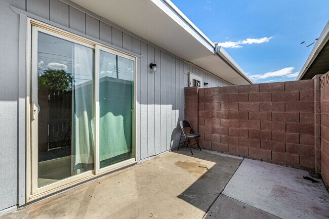 Building Photo - "Charming 1-Bedroom Townhouse in Phoenix –...