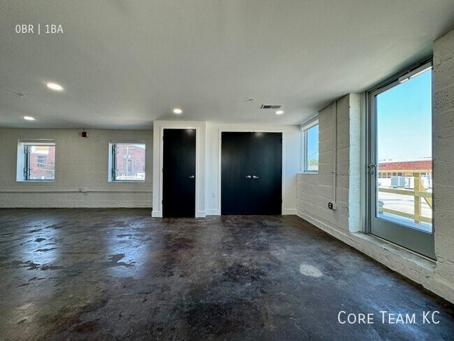 Building Photo - 3100 E Gillham Plaza