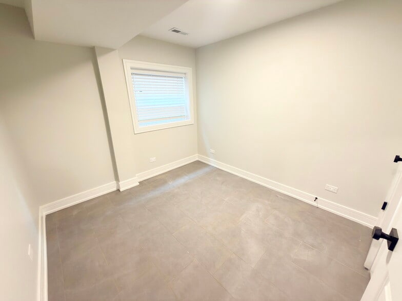 Building Photo - 858 N Paulina St