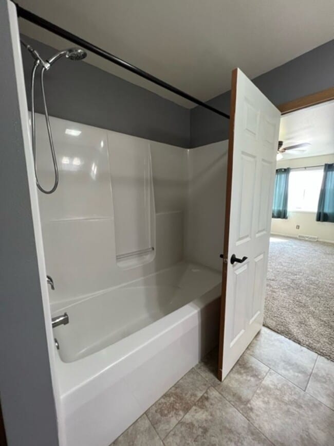 Building Photo - BEAUTIFUL & SPACIOUS 4 BEDROOM/2.5 BATH DU...