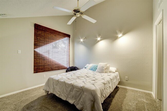 Building Photo - 12900 Walden Rd