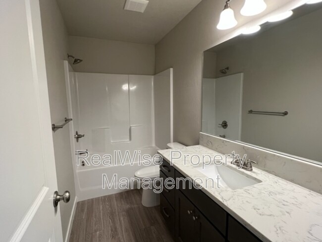Building Photo - 675 NE Brookstone Dr