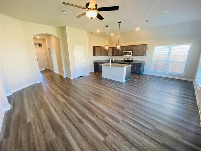 Building Photo - 721 Hollyhock Dr