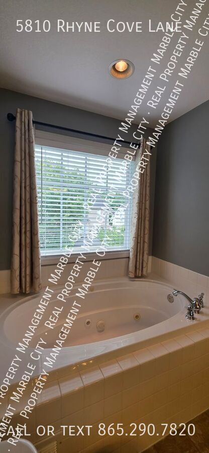 Building Photo - 5810 Rhyne Cove Ln