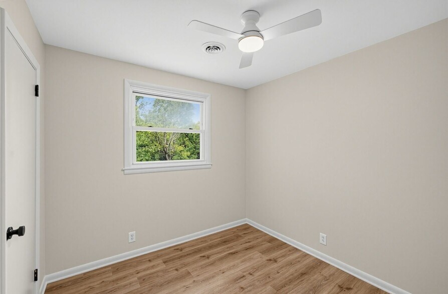 Building Photo - 2695 Barclay Dr
