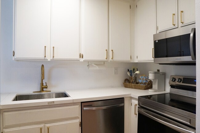 Building Photo - 437 S Calle El Segundo