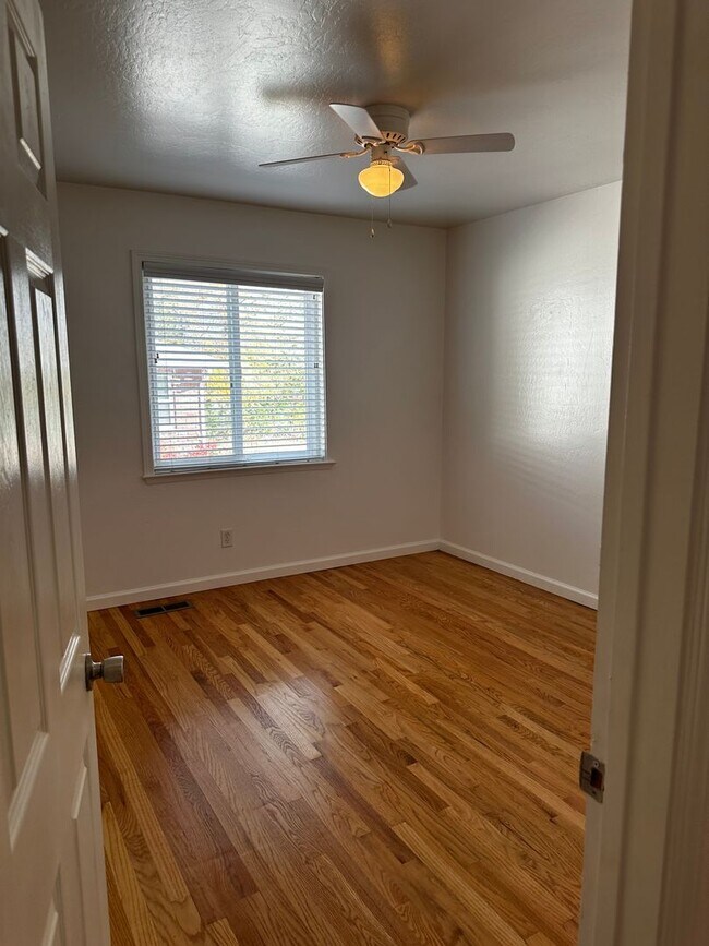 Building Photo - Beautiful 4 Bedroom house w/Hardwood Floor...