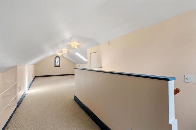 Building Photo - 2300 NE McKinley St