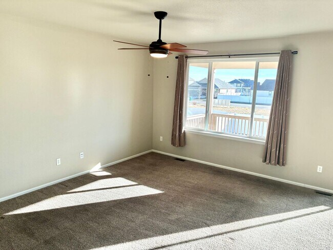 Building Photo - Beautiful 4 Bed/3 Bath West Greeley Home – Spacious Lot & Great Location! Move in Immediately!