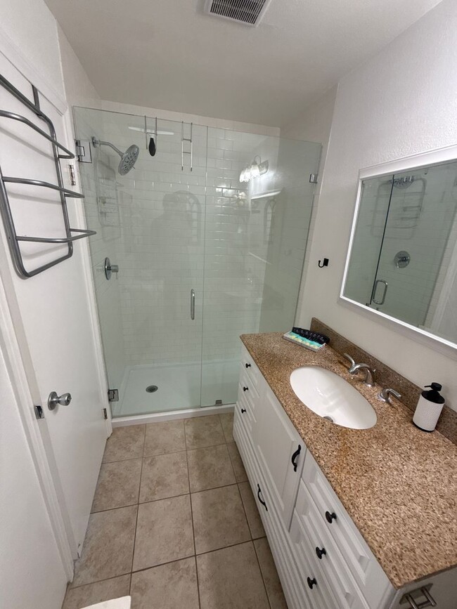 Building Photo - 2BR / 2.5BA Townhome in Prime Solana Beach...