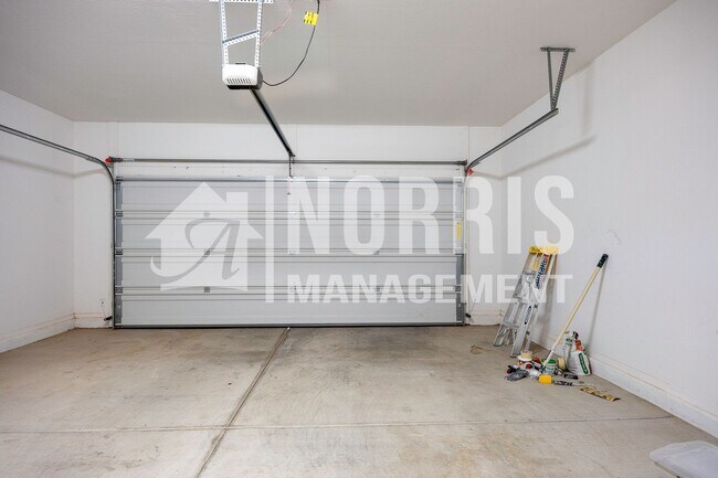 Building Photo - Beautiful Almost Brand New Home in Villago!