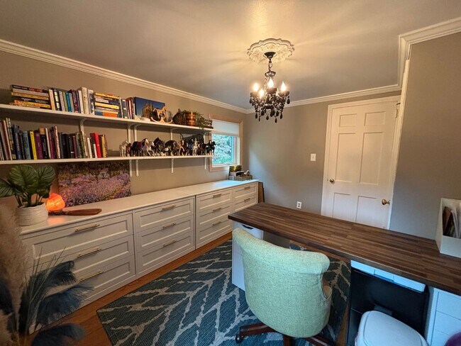 Building Photo - Beautiful 4 Bedroom Home In Mt. Lebanon!