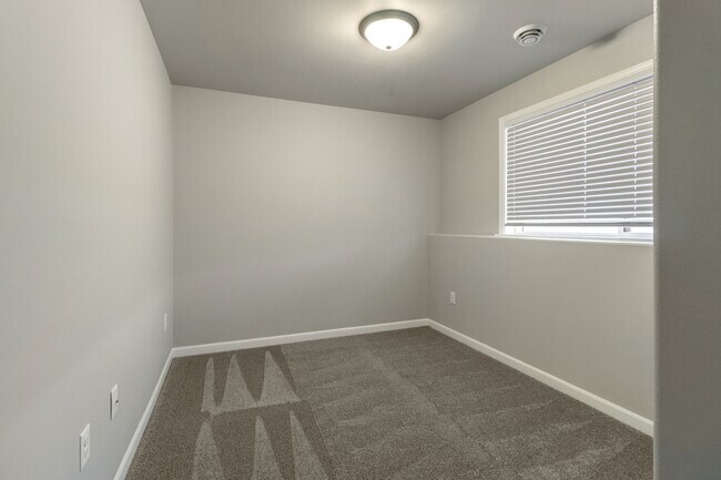 Building Photo - 762 United Dr