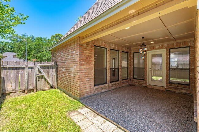 Building Photo - 911 Montview Dr