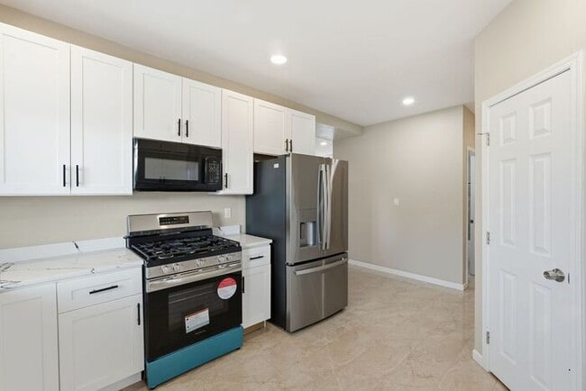 Building Photo - Bright, Fresh & Pet-Friendly — 3BR Retreat Minutes from U of A