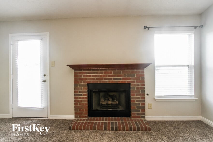 Building Photo - 529 Streamside Dr