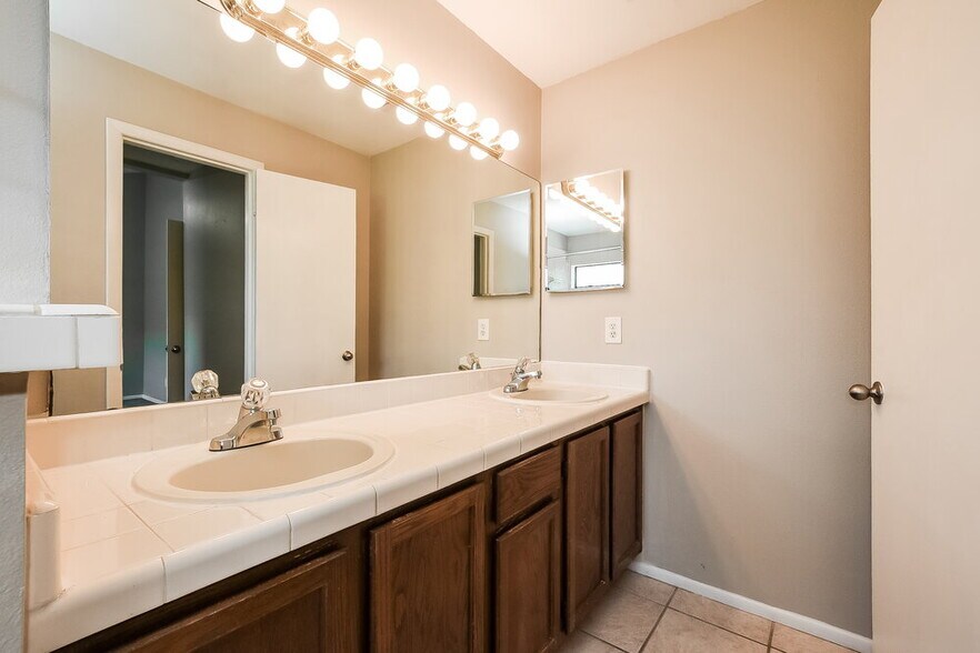 Building Photo - 1214 Lacey Oak Dr