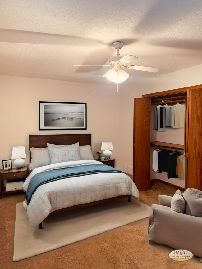 Building Photo - Spacious Raymore Townhome in Prime Remington Village Location