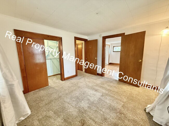 Building Photo - Quaint Home with Lots of Space