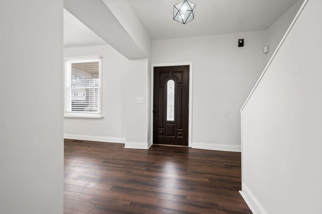 Building Photo - Madisonville- Charming 3+ bedroom 1.5 Bath, 1 car detached