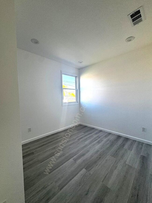 Building Photo - 696 E 9th St