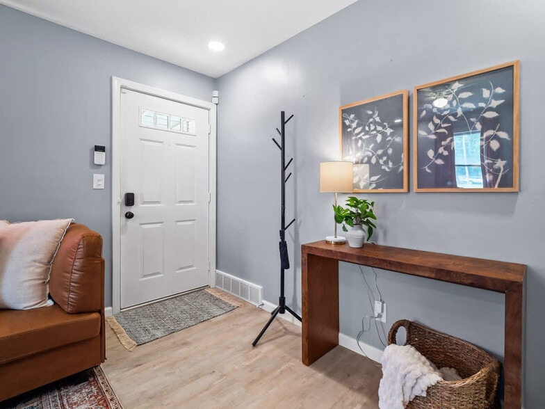 Building Photo - 1906 N Leavitt Rd