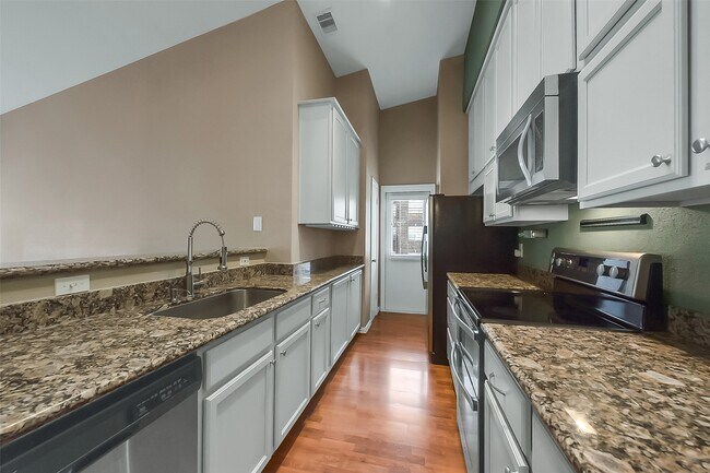 Building Photo - 2425 Augusta Dr