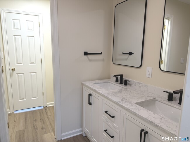 Building Photo - 61 Far View Cmns
