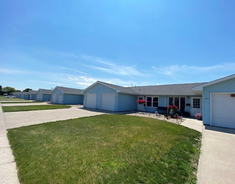 Building Photo - 1411 W Elm Ave
