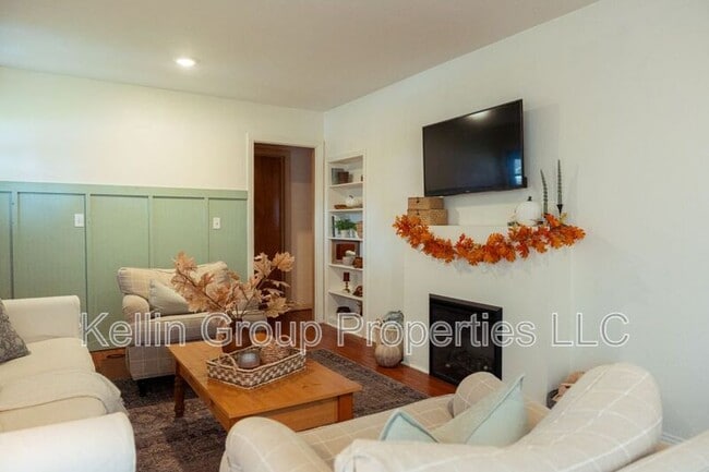 Building Photo - 1805 E Fern Rd