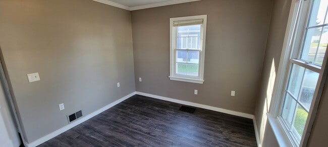 Building Photo - Available August 1st - 3 Bed Home in Cloqu...