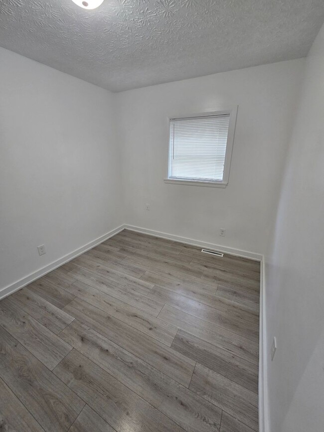 Building Photo - 2 BEDROOM SINGLE FAMILY