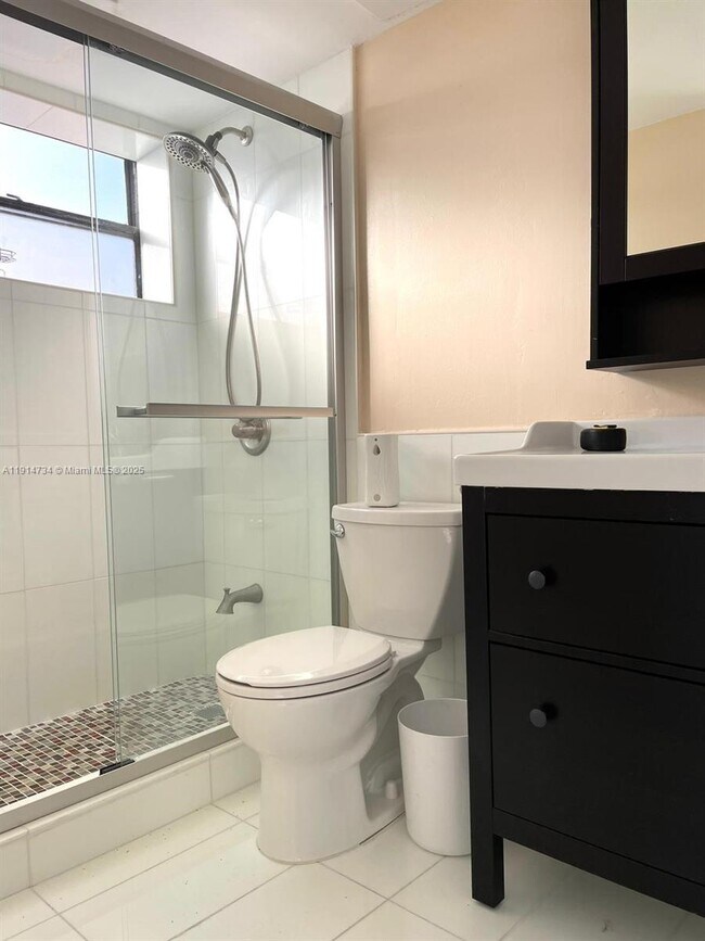 Building Photo - 6424 Collins Ave