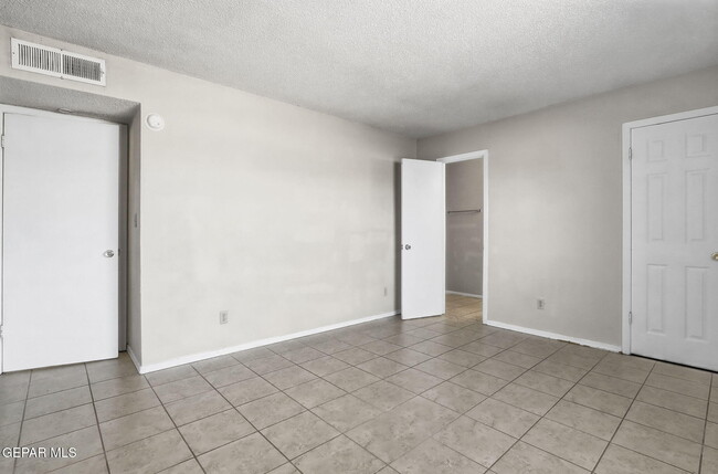 Building Photo - 2918 E Glen Dr