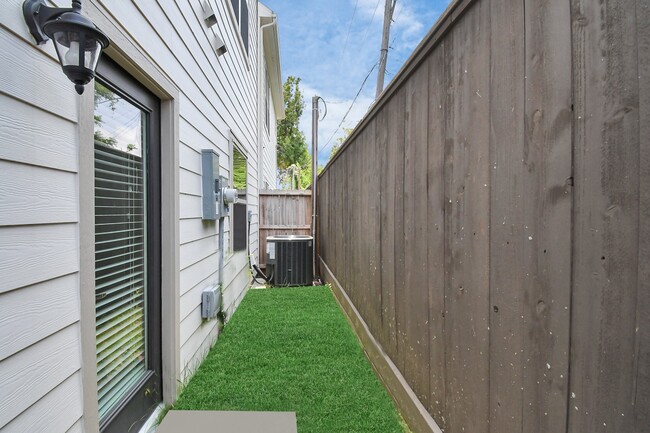 Building Photo - 1105 Olivier Ln