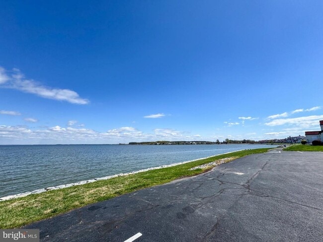 Building Photo - 25 Queen Elizabeth Ct