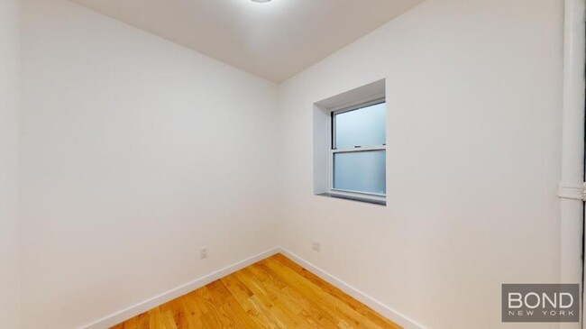 Building Photo - 3 bedroom in NEW YORK NY 10014