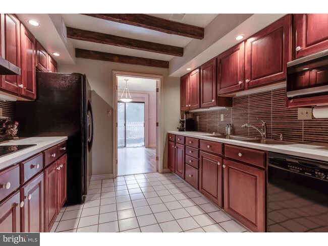 Building Photo - 63 Oak Knoll Dr