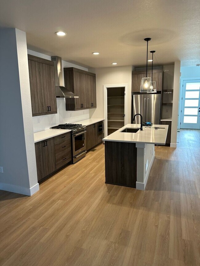 Building Photo - Beautiful Painted Prairie - 4 Bed room home - Available April!!