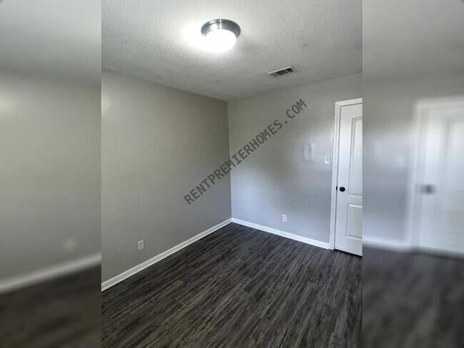 Building Photo - 405 Paula Dr