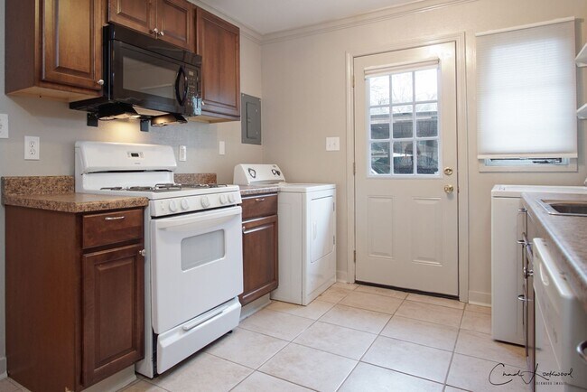 Building Photo - 2 Bedroom 1 Bathroom Downstairs Apartment