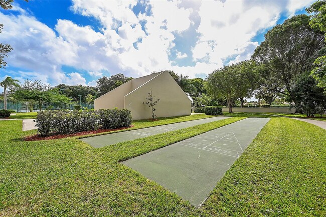 Building Photo - 719 Gardens Dr