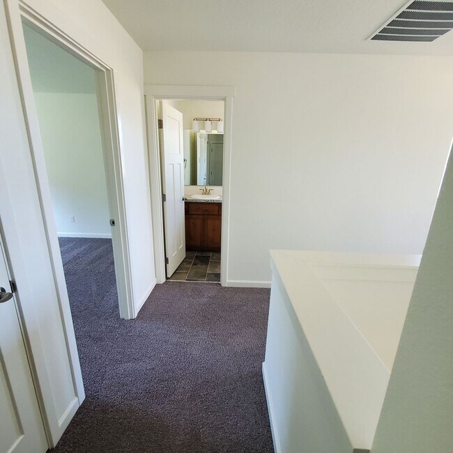 Building Photo - Dog Friendly 3bed : 2.5 bath home w/ Garage