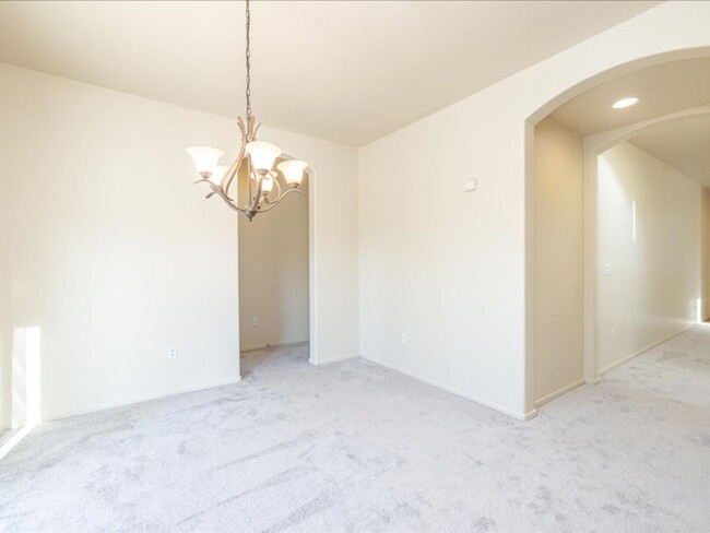 Building Photo - 4 Bedroom 2.5 Bathroom