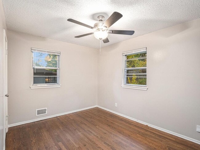 Building Photo - 1008 SW 14th St Terrace