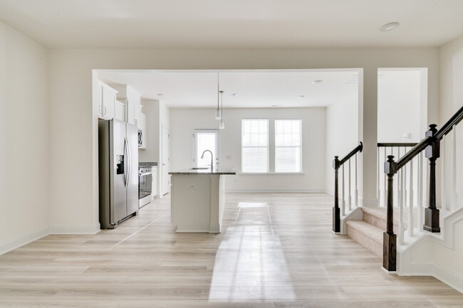 Building Photo - 3-Bed Townhouse in Franklinton with Update...
